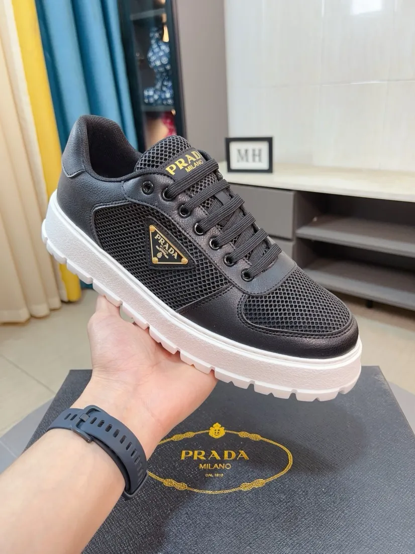Men's shoes 💰440🌹🌹Prada 〈prada〉 luxury and fashionable high-end products ✊🔥The perfect last shape and top-notch handcrafting make this shoe immediately create a strong aristocratic atmosphere. Imported first-layer cowhide with brogue carving crafts💋Genuine leather lining🎶Rubber combination outsole specially imported from France for leather shoes😍Color: Mysterious Black☕️Size 38～44